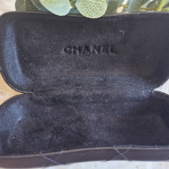 CHANEL: Sunglasses Case+Box - Picture 4 of 10